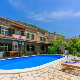 Holiday home in Drivenik 39517, hotel u gradu Drivenik