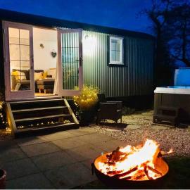Romantic Shepherds Hut with Hot Tub, Rural Cheshire, hotel a Baddiley
