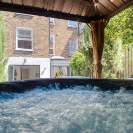 London Queen's Park - hot tub, cinema, games