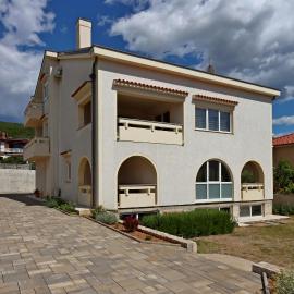 Apartments with parking space Punat, Krk - 20553, hotell i Punat