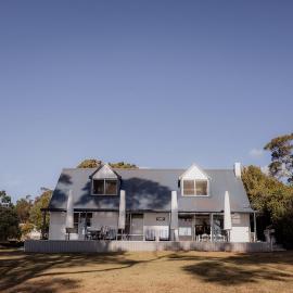 Cliff-Top Retreat Ocean Views، فندق في Spring Beach