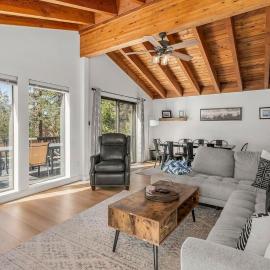Tahoe Getaway - Near Kings Beach - Sleeps 9、キングスビーチのホテル