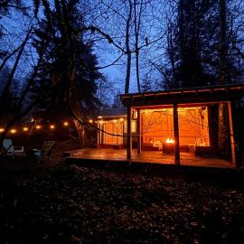 Riverwood Retreat-hot tub and cedar sauna on the river, hotel in Squamish