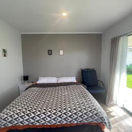 Self check-in sleepout with bathroom, Hotel in Te Miro