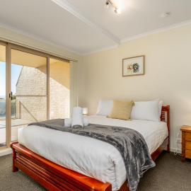 Spacious 2BR APT Panoramic Views Central Location - Hosted by CanStay, hotel in Narrabundah