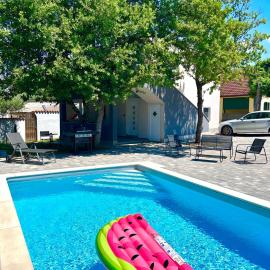 Rubis Holiday Home with Pool, hotel en Peroj