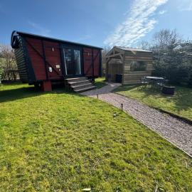 unique sheperds hut private hot tub, ensuite & kitchenette, hotel din Clodock