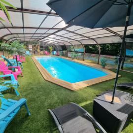Les Chalets de SAUMUR, Piscine & Parc boisé, 100m du CadreNoir, hôtel à Saumur