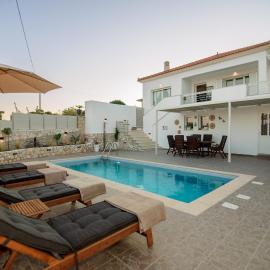 Dimitra's House with Private Pool, Hotel in Koiliomenos