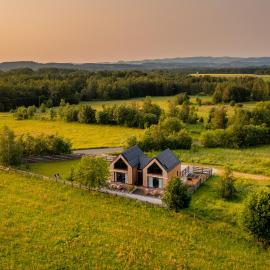 REST ZONE - mountain holiday chalets, מלון בŚciegny