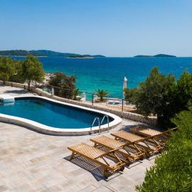 Family-friendly apartments with swimming pool Zecevo Rtic, Rogoznica - 8366, hotel in Rogoznica