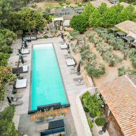 Domaine la Pierre Blanche โรงแรมในเอย์กาลิแยร์