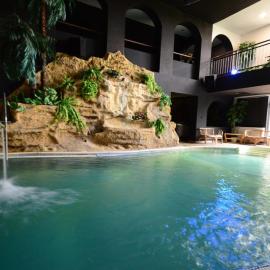 Wellness hotel Březůvky، فندق في Březůvky