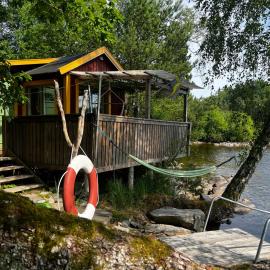 Lakehouse getaway with rowing boat, хотел в Lerum