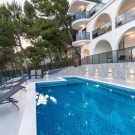 Ivana Black & White Apartments - Marusici، فندق في Marusici 