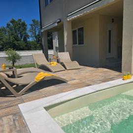 Dolce vita - apartments with pool near Poreč, hotel en Nova Vas