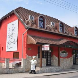 Vár Panzió és étterem، فندق في Sirok