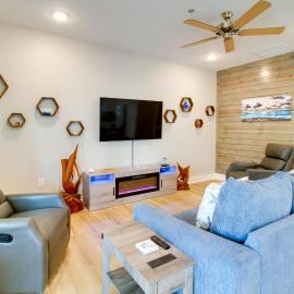4 Mi to Rockport Beach Park: Home w/ Resort Perks