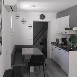 Apartma Val - Koper, hotel in Semedela