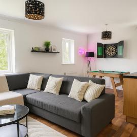 Modern 2BR Aprt Sleeps 6 Parking ,Pet Welcome, hotel in Timperley