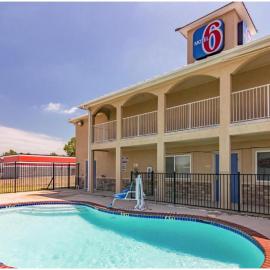 Motel 6-Azle, TX, khách sạn ở Azle