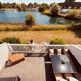 Barneys Retreat - Lakeside Getaway, hotel in South Cerney