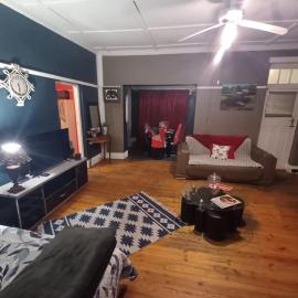 Karoo Refresh Cheerful 2 Bedroom House, hotel in Oudtshoorn