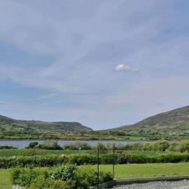 Villa Rose - Sleeps 2 & Stunning Seaside Views, hotel en Cahersiveen