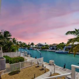 Sunny Waterfront Key Colony 3BR 3BA Villa w Dock, hotel a Key Colony Beach