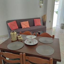 Leros Lakki Entire rental unit, Host Kathy โรงแรมในNisís Léros