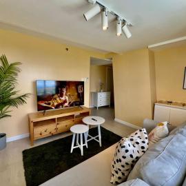 Two Bedroom with Balcony by The Bali Corner at Azure North , POOL and BEACH VIEW - unit with Bathtub, hotel en San Fernando