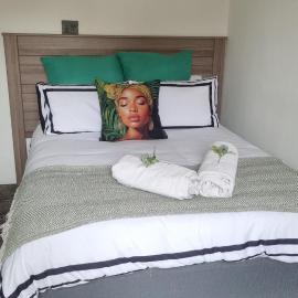 Studio apartment, water backup, 12 min from OR Tambo, hotel a Germiston