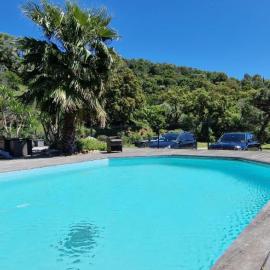 PRAMOUSQUIER VILLA LOFT DE CHARME 2 PISCINES interieure et exterieure, hotel in Le Lavandou