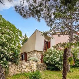 Lovely Holiday Home By The Sea - Happy Rentals