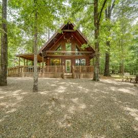 3 Mi to State Park & Lake: Broken Bow Cabin!
