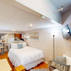 Studio, near Fenway, BU, Longwood Medical, hotel in Brookline