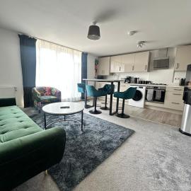 Stylish 2-Bed 2-Bath Apartment, Parking, Woking
