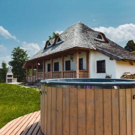 Căsuță tradițională cu ciubăr și saună în Bran - Casa de la Nuci, מלון בSohodol