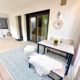 Scandi Apartment mit Terrasse und Parkplatz، فندق في كارلسروه