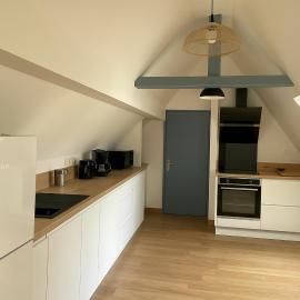 Appartement 2 chambres entièrement rénové avec parking au calme tout en étant à deux pas des commerces et restaurants
