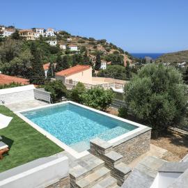 Andros Neoclassical Villa NP1926 with Private Pool, hotel v destinácii Steniaí