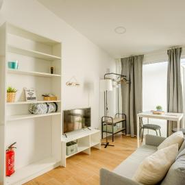 Charming Aroeira Beach Studio, hotel in Aroeira