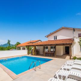 Villa Ripenda, a private Istrian haven with a pool, khách sạn ở Strmac