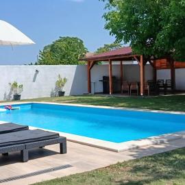 House Nina, hotel v mestu Petehi