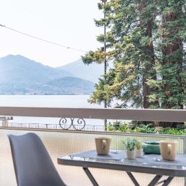 La Darsena Front lake apartment, hotel in Maccagno Superiore
