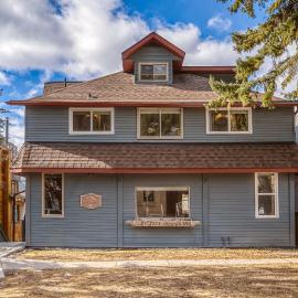 Mountain View Retreat in the heart of Banff - Massive House Sleeps 23, hotelli kohteessa Banff
