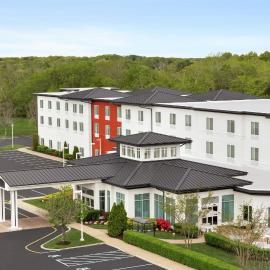 Hilton Garden Inn Riverhead, хотел в Ривърхед