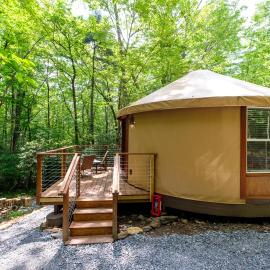 Couples Yurt - The Whisperer at Valley Bear Farms Resort, hotel in Balsam Grove