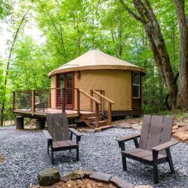 Couples Yurt - The Dreamer at Valley Bear Farms Resort, hotel in Balsam Grove