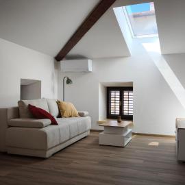 New boutique apartments house Gabrijela Mrak in old Tolmin، فندق في تولمين
